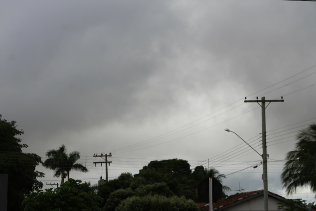 Na manhã de sábado (21) o céu estava carregado com nuvens, há previsão de chuva (21). (Foto: Patrícia Miranda)