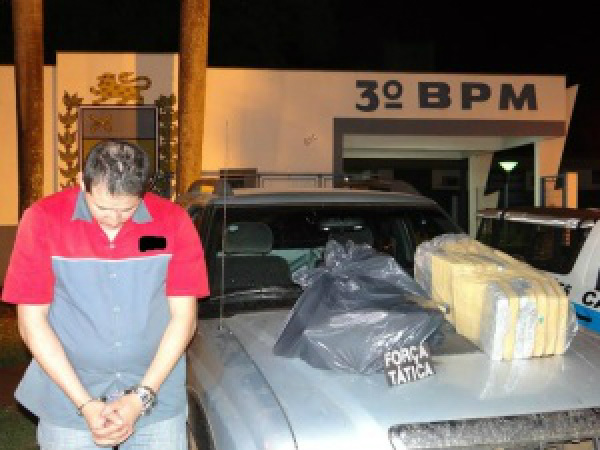 O acusado foi preso com 50 tabletes de cocaína na BR-463 (Foto: Osvaldo Duarte/Dourados News)