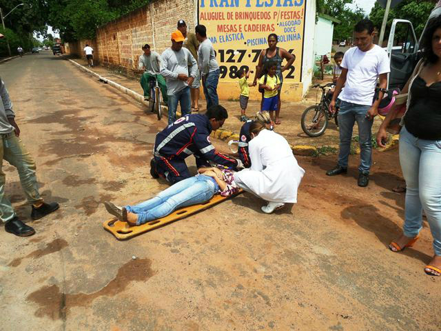 Seis acidentes ocorreram nessa semana por desrespeito as sinalizações de trânsito Motociclista colide contra pára-choque de carro no Santa Luzia (Foto: Celso Daniel)