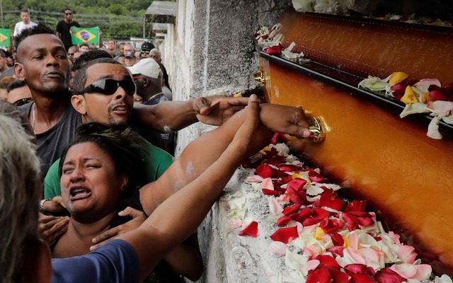 Nove suspeitos de atirar contra músico têm prisão preventiva decretada Luciana Nogueira, viúva do músico Evaldo Rosa dos Santos, que foi morto durante uma operação militar, no sepultamento do corpo do músico. - Reuters/Sergio Moraes/Direitos Reservados