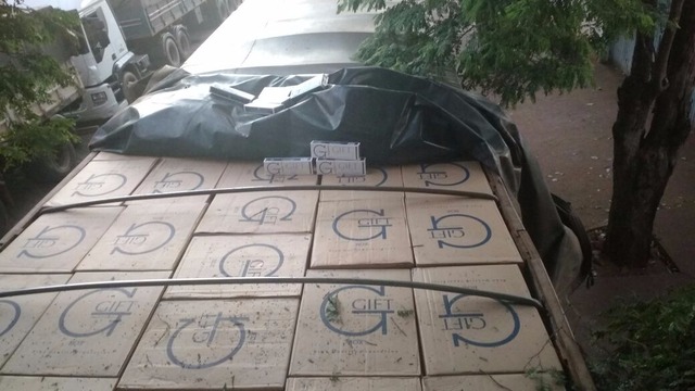 Carreta é abandonada com 30 mil pacotes de cigarros contrabandeados Carreta era clonada era clonado e foi roubado em Porto Velho (RO)(Foto: PRF/Divulgação)