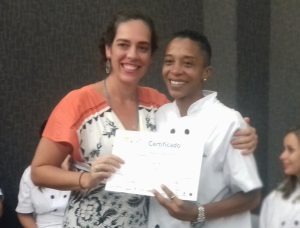 Mayara da Silva foi uma das quatro selecionadas para fazer estágio remunerado no Restaurante Escola do Senac. Foto: Tatyane-Santinoni