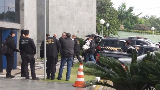 PF deflagra ação contra comércio de anabolizantes em seis estados Material apreendido é levado para a sede a PF em São Paulo (Foto: isabela leite/GloboNews)
