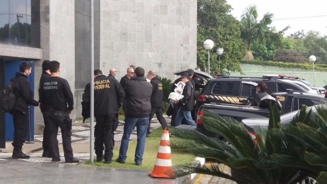 Material apreendido é levado para a sede a PF em São Paulo (Foto: isabela leite/GloboNews)