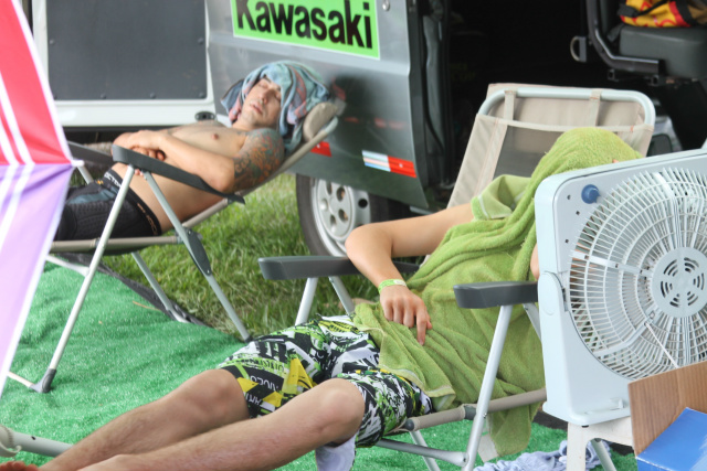 Após treinos pela manhã, o Circo do Motocross descansa No intervalo pilotos e pessoal das equipes aproveitaram para descansar para, mais tarde, voltar a agitar o Arena Mix (Foto: Léo Lima/Perfil News)