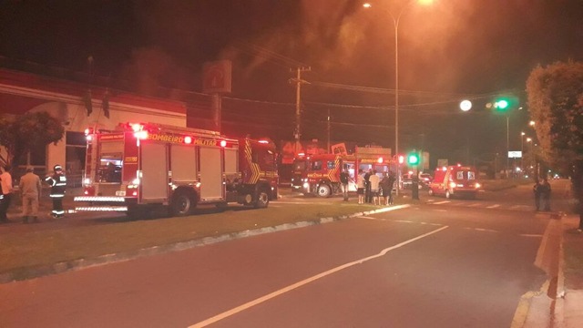 Incêndio destrói caixas eletrônicos em agência bancária Bombeiros controlam incêndio na agência bancária (Foto: José Aparecido/ TV Morena)
