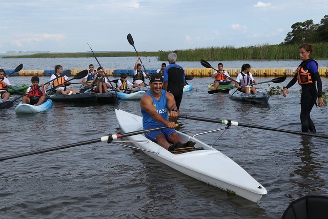 Paratleta Fernando “Caubói” visita Balneário e palestra para alunos de remo e canoagem do CRE-TL O Encontro aconteceu na última quinta-feira (29), durante aula de canoagem com alunos do projeto (Foto/Assessoria)