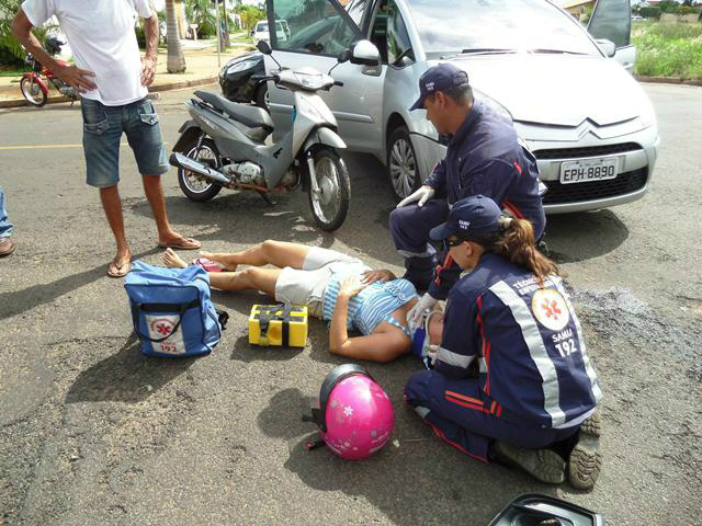 Seis acidentes ocorreram nessa semana por desrespeito as sinalizações de trânsito Um Citroen Picasso invadiu a preferencial de uma motociclista no Santos Dumond (Foto: Celso Daniel)