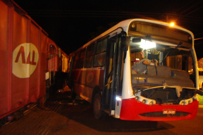 Colisão entre trem e ônibus interdita Avenida em Três Lagoas Na colisão, ônibus ficou avariado. Falta de sinalização e de atenção foram os motivos do acidente (Foto: Ricardo Ojeda)