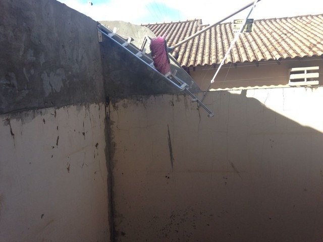 Vassoura na cerca elétrica da casa, em Campo Grande (Foto: Osvaldo Nóbrega/TV Morena)