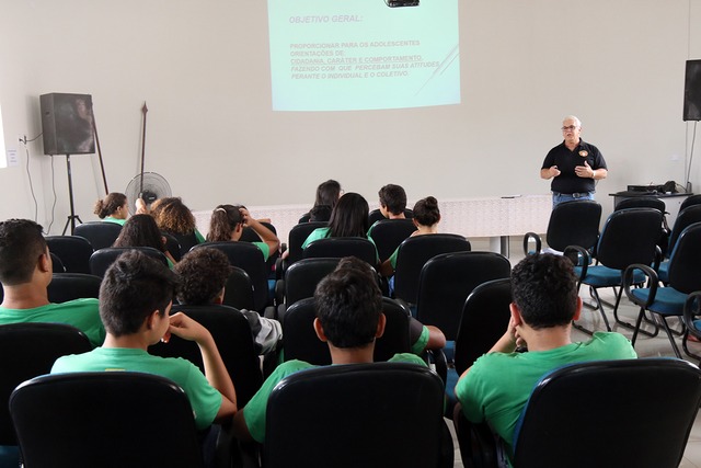 SEMEC encerra ciclo de palestras para alunos que utilizam o Transporte Rural Palestra final teve o tema “Ser responsáveis e o cuidado com as amizades” (Foto/Assessoria)