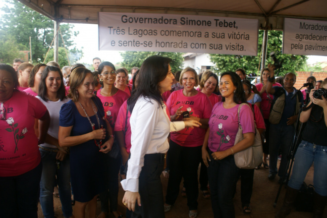 Simone Tebet é recebida com aplausos e foguetório em Três Lagoas Integrantes do diretório do PMDB mulher organizaram uma recepção calorosa à visitante ilustre (Foto: Ricardo Ojeda)