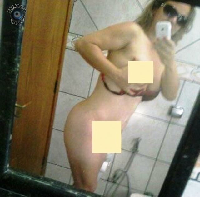 A foto onde a edil mostra o corpo pelado, apalpando um dos seios, dentro do banheiro (Foto: Paparazzi News)