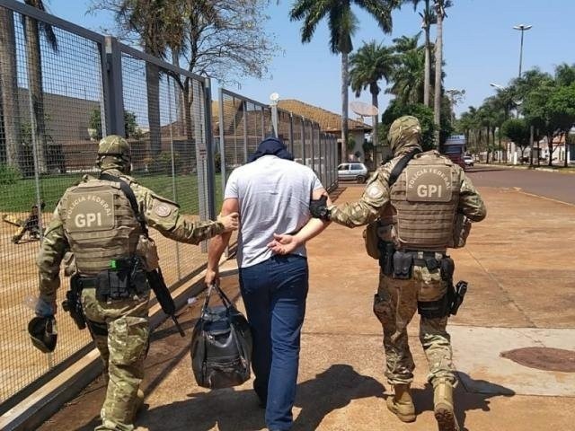 Policiais conduzindo um dos presos na Operação Nepsis, no dia 22 de setembro deste ano (Foto: Adilson Domingos)
