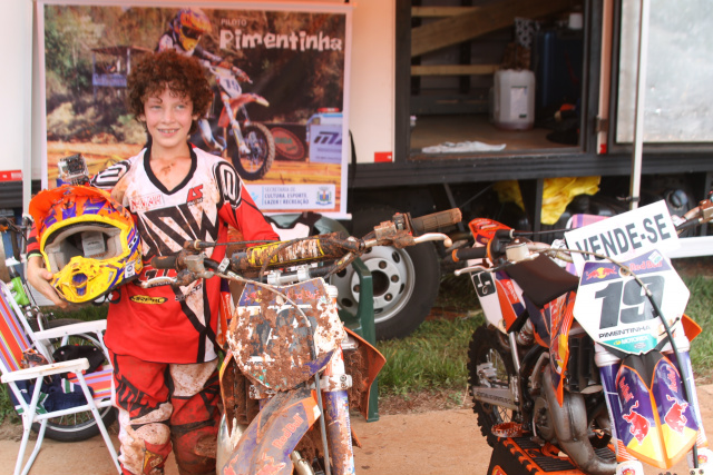 “Pimentinha”dá show na pista que este domingo está “pesada” “Pimentinha” conquistou o primeiro lugar no campeonato paranaense em 2013 e no Brasileiro de Motocross ficou em segundo também no ano passado (Foto: Léo Lima/Perfil News)