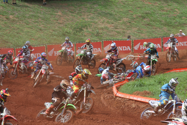 Prova com vários acidentes é flagrada pelas lentes do Perfil News Os flagrantes proporcionaram cenas onde o congestionamento de motos causou quedas (Foto: JJ Caju)