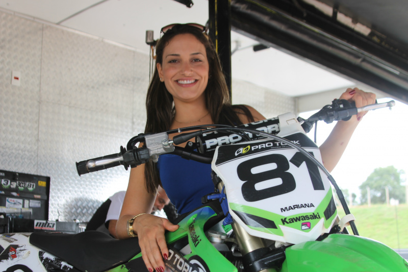 Aventura e lama também são coisas de mulher Correndo com sua moto Kawasaki, Mariana Balbi chegou em quinto na categoria MX3 (Foto: Larissa Lima)