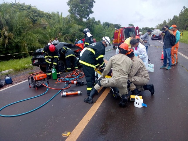 Mulher ficou presa às ferragens e foi retirada pelo Corpo de Bombeiros. — Foto: Corpo de Bombeiros/Divulgação

