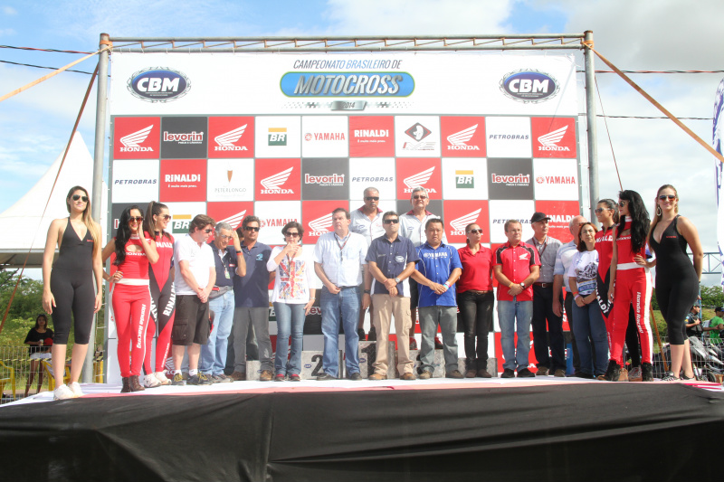 Autoridades e organizadores na abertura oficial do Brasileiro de Motocross (Foto: JJ Caju)