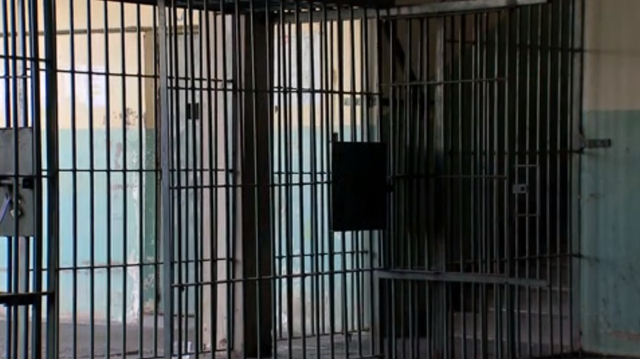 Detenta agride companheira de cela em delegacia de MS e alega aos policiais: 'Uma voz ordenou' De acordo com a polícia, a equipe que estava na delegacia, ouviu gritos vindos da cela feminina. — Foto: Reprodução/TV Morena