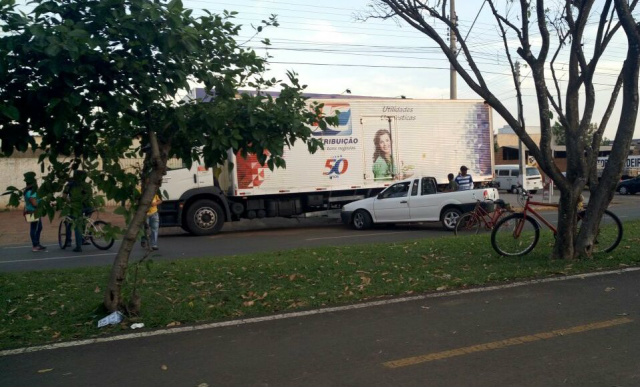 Acidente na Avenida Filinto Müller chama à atenção de moradores Com a batida, a Saveiro ficou no meio da Avenida Filinto Müller, o que chamo à atenção de quem passava pelo local. (Foto: Sayuri Baez)