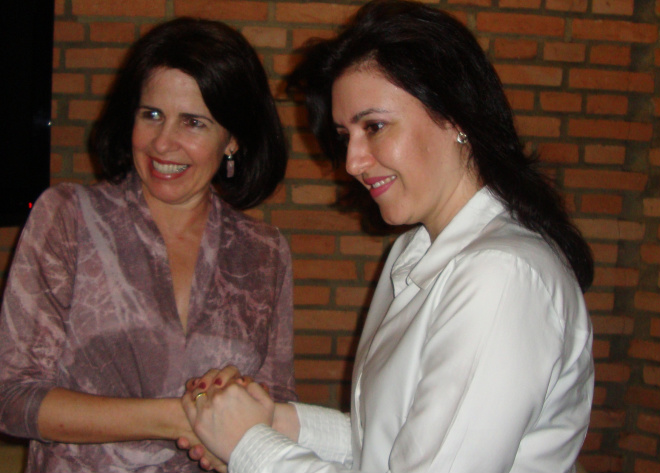 Simone cumprimentou demoradamente sua sucessora, Márcia Moura,a quem confiou a administração de Três Lagoas (Foto: Ricardo Ojeda)