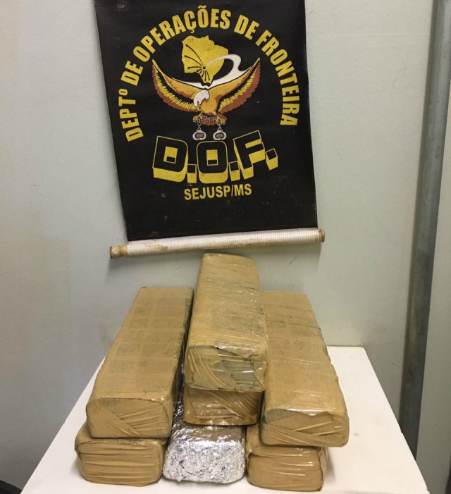 Por tráfico de drogas, moradora de Três Lagoas é presa em Ponta Porã A droga foi apreendida durante fiscalização de rotina na BR-463. (Foto: Assessoria DOF)