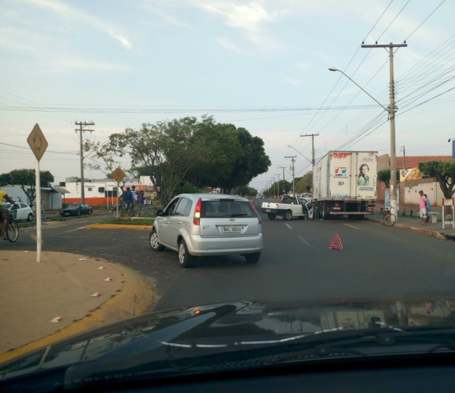 Acidente na Avenida Filinto Müller chama à atenção de moradores Carros que passavam pelo local tiveram que desviar dos veículos. (Foto: Sayuri Baez)