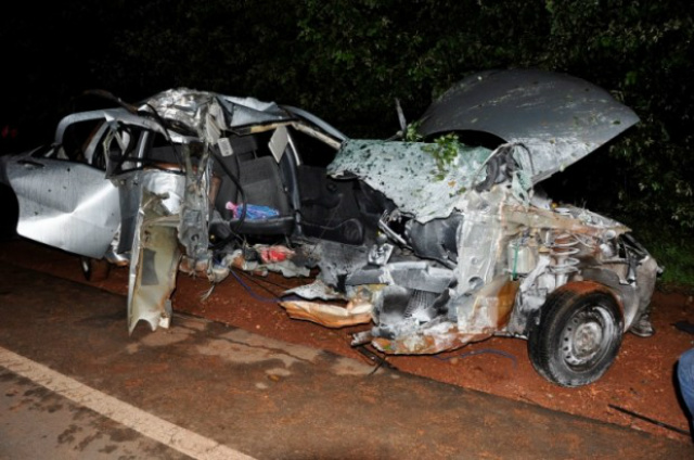 Jovem de 15 anos morre em acidente na MS-134, em Nova Andradina Veículo se partiu ao meio após percorrer vegetação e colidir contra poste (Foto: Marcio Rogério/Nova News)