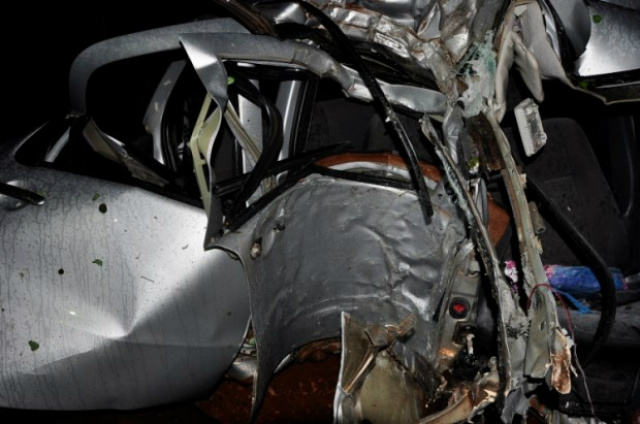 Na lataria do carro, é possível visualizar a marca do impacto contra o poste (Foto: Marcio Rogério/Nova News)