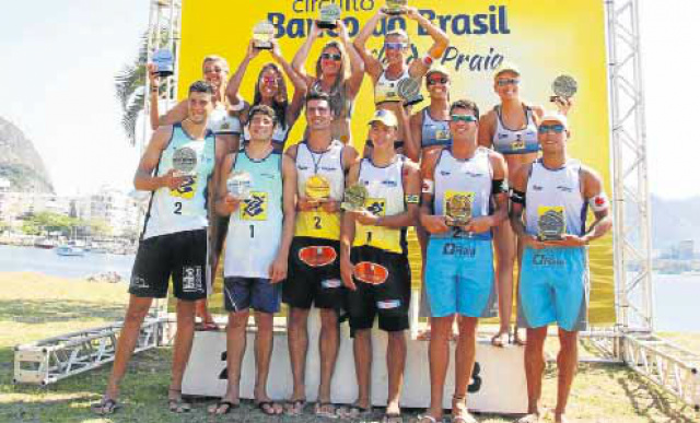 Melhores atletas do Brasileiro Sub-23 recebendo premiação após etapa do Rio de Janeiro (Foto: Divulgação) 