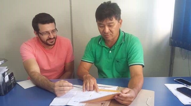 Jacarés serão retirados da Lagoa Maior na terça-feira Da esquerda para a direita, o fiscal ambiental Flávio Henrique Fardin e o secretário de meio ambiente, Celso Yamagutti