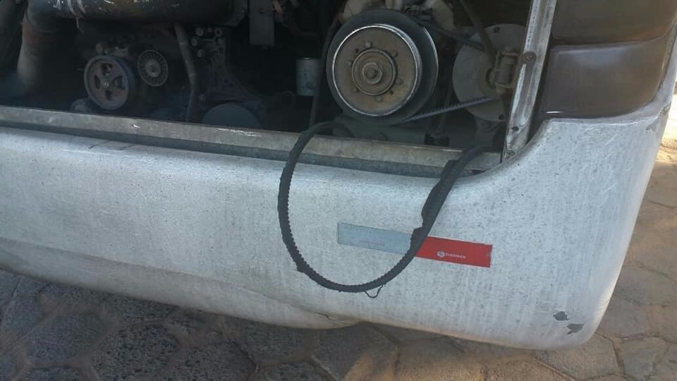 Passageiros denunciam empresa por transtornos em viagens De acordo com o relato do passageiros, essa correia teria sido a causa da quebra do ônibus(Foto: Reprodução/Facebook)