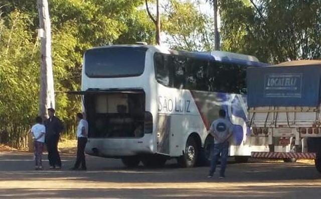 Os Passageiros flagram o momento em que o motorista aguarda o socorro mecânico(Reprodução/Facebook)  