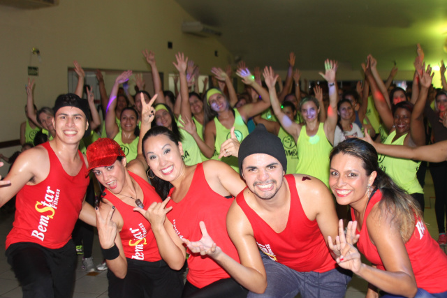 Professores agitaram a galera presente no Zumba Solidária (foto: Fábio Jorge)