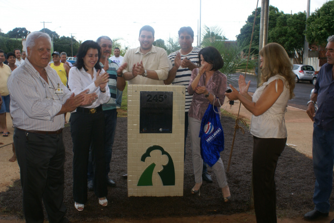 Acompanhada de autoridades, Simone aplaude, após descerrar placa de inaguração de obra de pavimentação asfáltica e drenagem (Foto: Ricardo Ojeda)