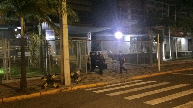 Policiais chegam com malote de apreensões na Superintendência de PF, em Campo Grande — Foto: Bruno Axelson/ TV Morena

