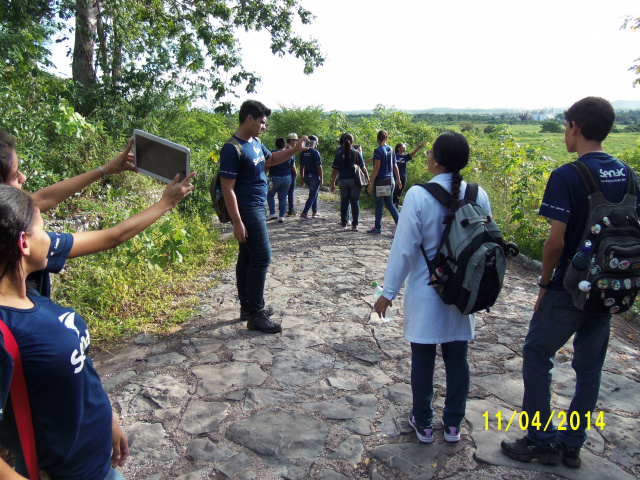 Depois da palestra, os policiais fizeram junto com os alunos, a trilha ecológica do Parque Municipal Marina Gattas (Foto: Divulgação/Assecom)