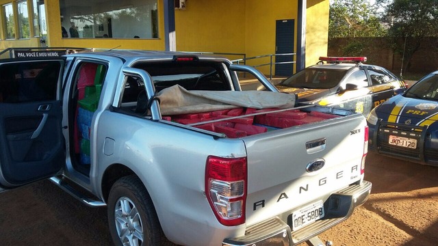 PRF flagra carreta cegonha transportando uma camionete com 1.450 Kg de maconha Motorista, da carreta cegonha, alegou não saber da existência da droga(Foto: PRF/Divulgação)