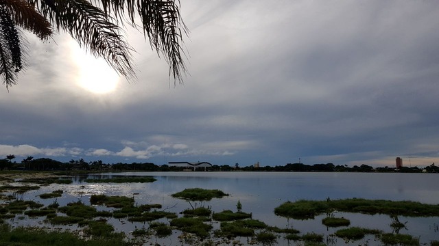 Na manhã desta quinta-feira (01), o céu de Três Lagoas estava com formação de nuvens. (Foto: Ricardo Ojeda)