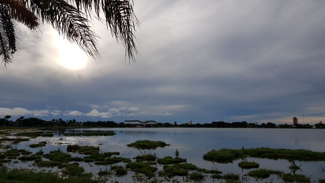 Quinta-feira com possibilidade de chuva em Três Lagoas Na manhã desta quinta-feira (01), o céu de Três Lagoas estava com formação de nuvens. (Foto: Ricardo Ojeda)