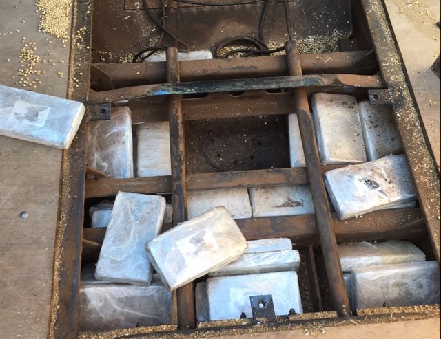 Carreta é apreendida com 40 Kg de cocaína Após descarregado o caminhão foi possível a retirada da droga que estava dividida em 50 tabletes(PMR/Divulgação)