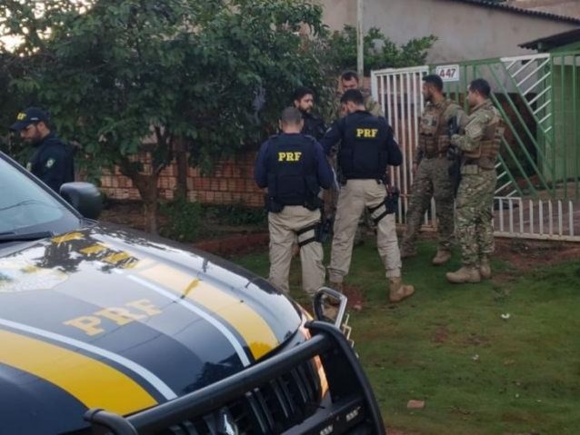 Operação cumpre 37 mandados em MS e no RJ contra o tráfico de armas Nesta manhã, equipes do Garras e PRF seguiram para um endereço no Parque do Lageado. (Foto: Campo Grande News)