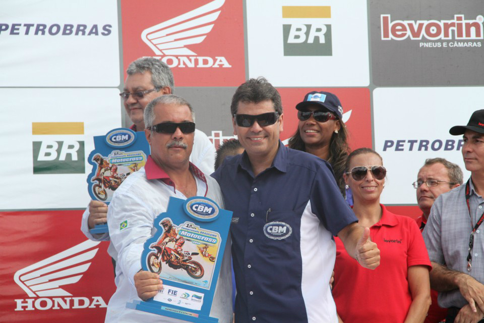 O promotor Antônio Carlos recebe homenagem das mãos do presidente da CBM, Firmo Alves (Foto: JJ Caju)