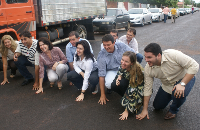 Simone Tebet é recebida com aplausos e foguetório em Três Lagoas Prefeitos, deputado e vereadores, mesmo na chuva acompanharam Simone no gesto simbólico (Foto: Ricardo Ojeda)