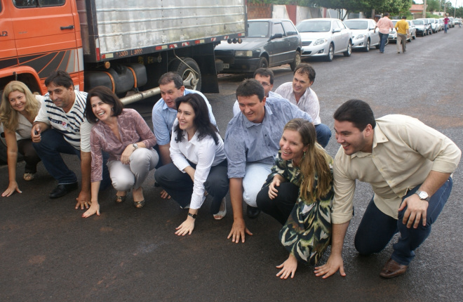 Prefeitos, deputado e vereadores, mesmo na chuva acompanharam Simone no gesto simbólico (Foto: Ricardo Ojeda)