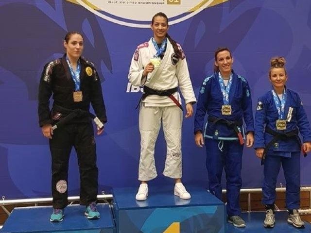 Lutadora de Corumbá é ouro no Open de jiu-jitsu na Alemanha Ariadne Oliveira no alto do pódio do Open de Berlim (Foto: Sr