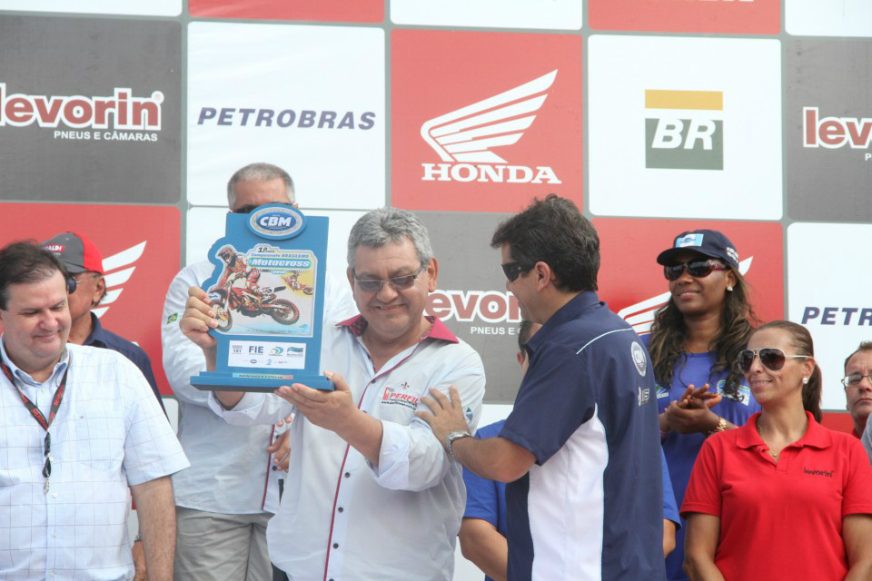 Ojeda também foi alvo de homenagem durante o evento, entregue por Firmo (Foto: JJ Caju)