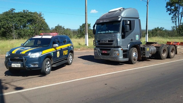 Gerente de fazenda é flagrado conduzindo caminhão roubado Veículo assim como o motorista foram encaminhados à Delegacia de Polícia Civil de Água Clara (MS)(Foto: PRF/Divulgação)