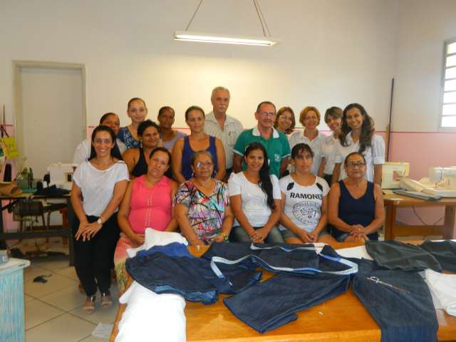 Turma do curso de corte e costura básico realizado na APAE de Três Lagoas (Foto: Divulgação/Assecom)